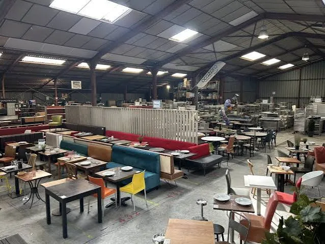 Univers mobilier de restauration et self-service dans un espace showroom